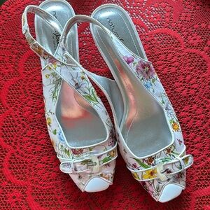 White flowered, sling back, peep toed sandals